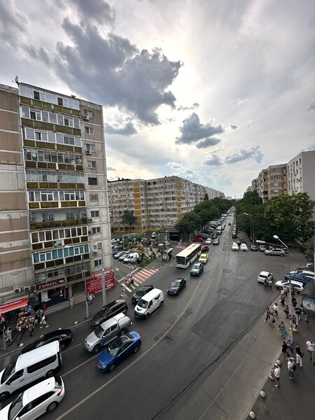 Rahova, et. 4/10, semidecomandat, constr. 1983, bloc stradal, 2 balcoane.