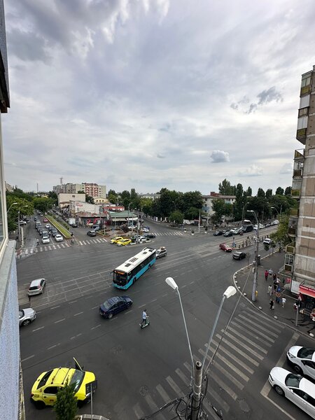Rahova, et. 4/10, semidecomandat, constr. 1983, bloc stradal, 2 balcoane.