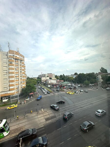 Rahova, et. 4/10, semidecomandat, constr. 1983, bloc stradal, 2 balcoane.